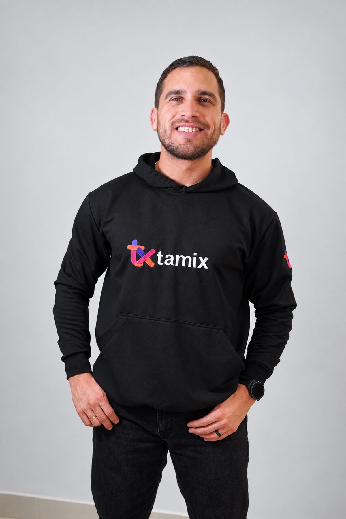 Cristian Verbel sonríe con un buzo negro con el logo de Tamix